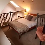 Lakeside Lodge *